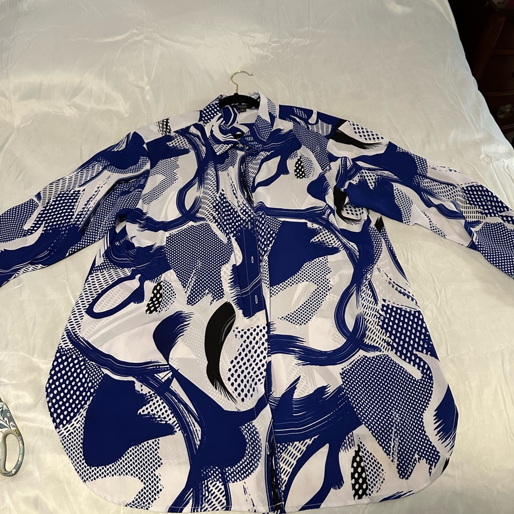 Investments Women’s Blue and White Patterned blouse
